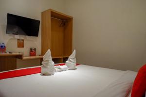 Ein Bett oder Betten in einem Zimmer der Unterkunft RedDoorz Plus @ Losari Makassar