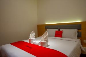 Ein Bett oder Betten in einem Zimmer der Unterkunft RedDoorz Plus @ Losari Makassar