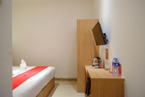 Ein Bett oder Betten in einem Zimmer der Unterkunft RedDoorz Plus @ Losari Makassar