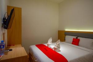 Ein Bett oder Betten in einem Zimmer der Unterkunft RedDoorz Plus @ Losari Makassar