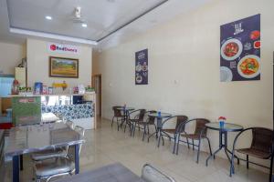 Ein Sitzbereich in der Unterkunft RedDoorz Plus @ Losari Makassar