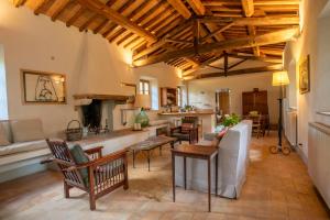 A seating area at Chiarentana di Donata Origo