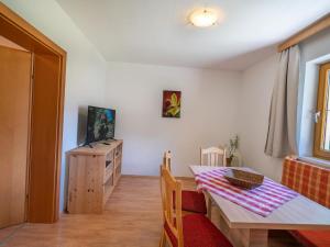 Televízia a/alebo spoločenská miestnosť v ubytovaní Apartment in Neustift near Ski Lift