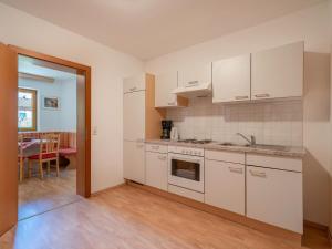 Kuchyňa alebo kuchynka v ubytovaní Apartment in Neustift near Ski Lift