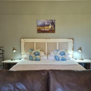 a bedroom with a large bed with a couch at La Luna @ Misty Mountains in Studholme