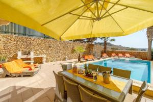 Piscina di Tfiefa Holiday Home o nelle vicinanze