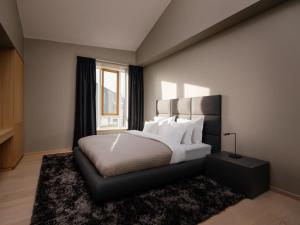 Fully serviced apartment with spectacular views towards the Munch Museum في أوسلو: غرفة نوم بسرير كبير ونافذة