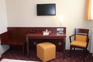 A television and/or entertainment centre at Haus Sparkuhl Hotel Garni