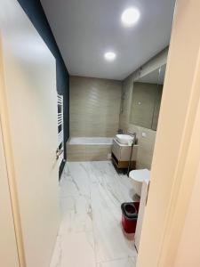 ein Badezimmer mit Waschbecken, Toilette und Spiegel in der Unterkunft Grandis Residence in Braşov