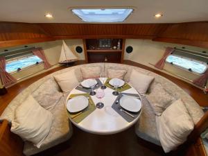 Ein Sitzbereich in der Unterkunft TraumZeitBoot Amavida Yacht auf dem Scharmützelsee Bad Saarow