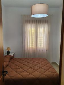 1 dormitorio con cama y ventana grande en Casa Celedonio, en Cerredo