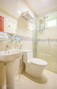 een badkamer met een toilet, een wastafel en een douche bij Avoca Inn in Hulhumale