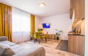 sala de estar con mesa y cocina en Nice Apartment In Wladyslawowo With Wifi, en Władysławowo