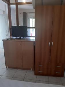 A television and/or entertainment centre at Κηπούπολη Kepoupolis Apartment