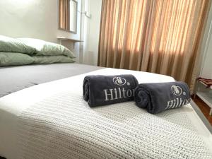 - deux serviettes assises au-dessus d'un lit dans l'établissement 2 Bedroom Port Dickson Seaview, à Port Dickson