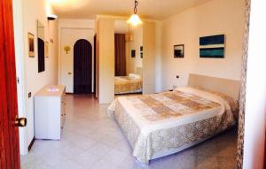 - une chambre d'hôtel avec 2 lits dans l'établissement Residence Azzurro Calaghena, à Montepaone