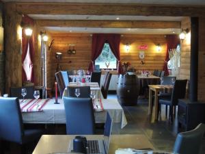 DochampsにあるAuberge "La Fourchette Paysanne"のレストラン内のダイニングルーム(テーブル、椅子付)