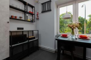 Kuchyňa alebo kuchynka v ubytovaní Apartment Bialobrzeska Warsaw by Noclegi Renters