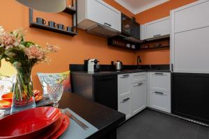 Kuchyňa alebo kuchynka v ubytovaní Apartment Bialobrzeska Warsaw by Noclegi Renters