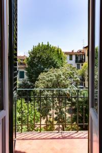 een uitzicht op een boom vanuit een raam bij Comfy Apartment Near Fortezza Da Basso in Florence