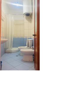 Apartments Vila Cala في دوريس: حمام مع مرحاض ومغسلة