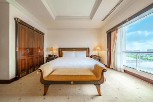 Postel nebo postele na pokoji v ubytování Lotte Hotel Saigon
