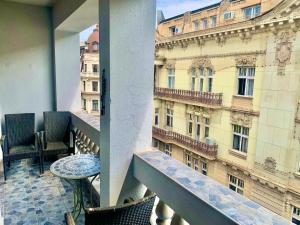 - Balcón con mesa y sillas en un edificio en Belgrade heart of a historical center, en Belgrado