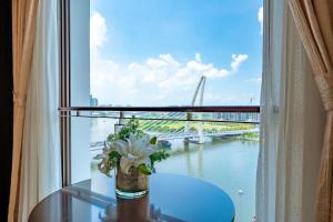 Výhled na řeku, která protéká v blízkosti hotelu