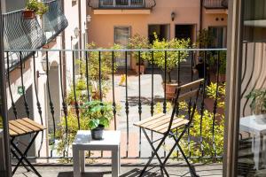 balcón con sillas y vistas a un patio en Palazzo Ghibellina 2 by Rental in Florence, en Florencia