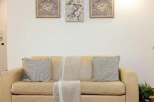 un sofá con 2 almohadas en la sala de estar en Palazzo Ghibellina 2 by Rental in Florence, en Florencia