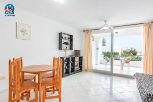 a room with a table and chairs and a balcony at Apartamentos Nova Romana Casa Azahar in Alcossebre