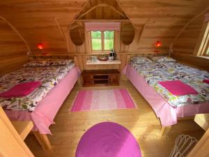 Llit o llits en una habitació de Neitsijärve majutus