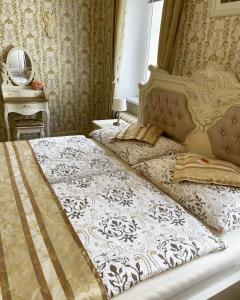 Łóżko lub łóżka w pokoju w obiekcie Apartment Luxury Nostalgia
