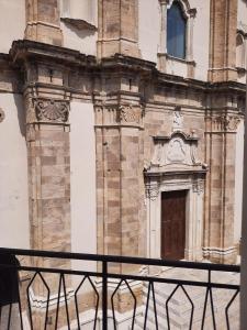 un antiguo edificio con una puerta y una valla en Dimora Donna Dora - Albergo Diffuso, en San Martino in Pensilis