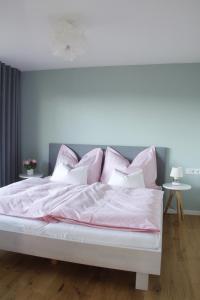 A bed or beds in a room at Apartment Edelweiss jetzt mit Sommercard