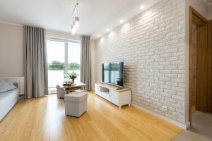 Televízia a/alebo spoločenská miestnosť v ubytovaní Apartament Plaża