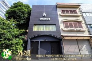 un edificio con un cartel en el costado en WADACHI en Osaka