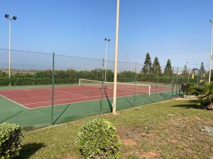 Tennis and/or squash facilities at Lupe Villa Romana or nearby