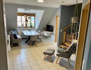 ein Esszimmer und ein Wohnzimmer mit einem Tisch und Stühlen in der Unterkunft ferienhofEICHENBERG in Haundorf