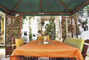 a table in a gazebo with a table and chairs at Apartments with a swimming pool Valbandon, Fazana - 7257 in Marana