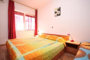 een slaapkamer met twee bedden en een raam bij Apartments with swimming pool Valbandon, Fazana - 7257 in Marana +38 foto's