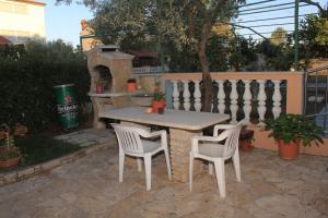 Patio alebo iná vonkajšia časť ubytovania Apartment Fazana 7284c