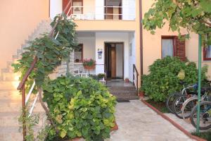 uma casa com plantas verdes e uma escada em Apartment Fazana 7284c em Fažana