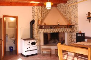 sala de estar con chimenea de piedra y fogones en Apartments with a parking space Fazana - 7281 en Fažana