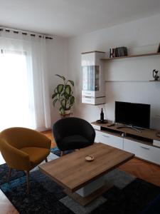 sala de estar con mesa, silla y TV en Apartments with a parking space Fazana - 7281 en Fažana