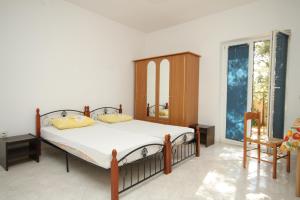 - une chambre avec un lit, une chaise et des fenêtres dans l'établissement Apartments with a parking space Liznjan, Medulin - 7240, à Ližnjan