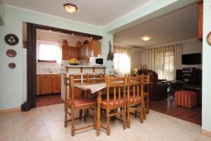 Fotografia z galérie ubytovania Apartments for families with children Fazana - 7255 v destinácii Marana