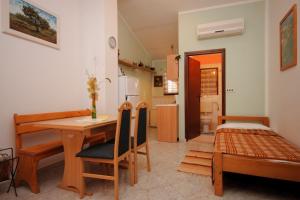 Fotografia z galérie ubytovania Apartments for families with children Fazana - 7255 v destinácii Marana