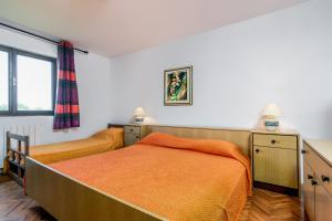 Un dormitorio con dos camas y una ventana. en Family friendly apartments with a swimming pool Sisan, Medulin - 7243, en Šišan 16 fotos más
