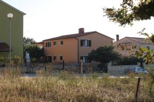 Zdjęcie z galerii obiektu Apartments with a parking space Peroj, Fazana - 7254 w mieście Vodnjan